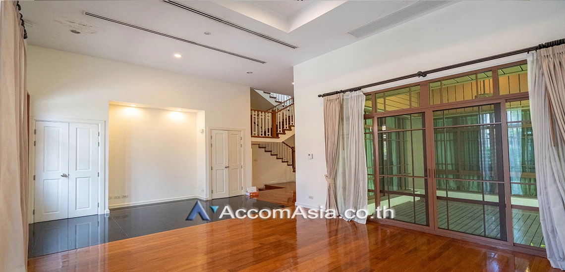 unit 4 Bedrooms  House For Rent & Sale in Sukhumvit, Bangkok  near BTS Phra khanong (13001630)