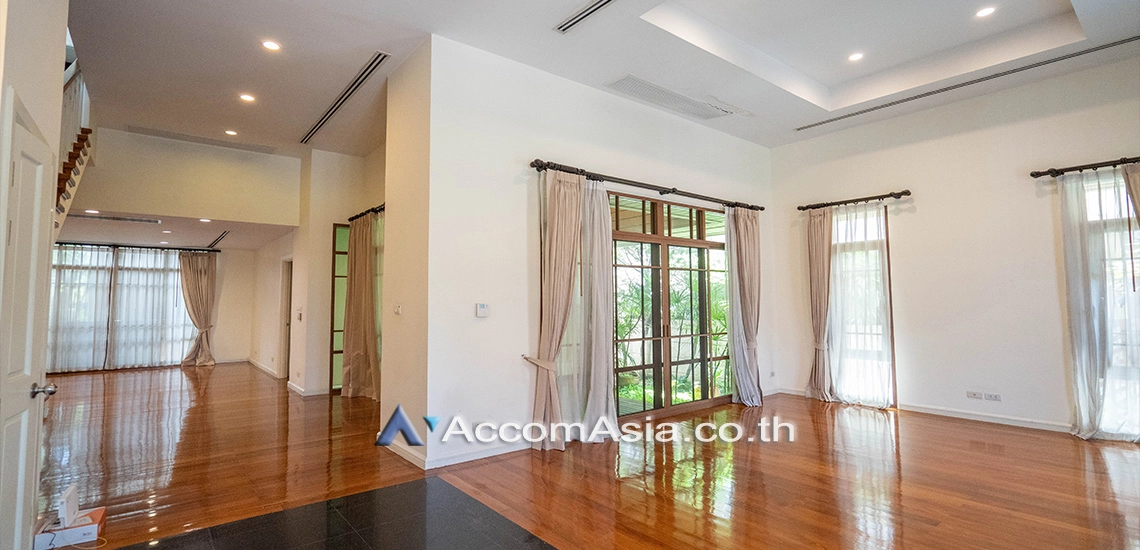  4 Bedrooms  House For Rent in Sukhumvit, Bangkok  near BTS Phra khanong (13001630)