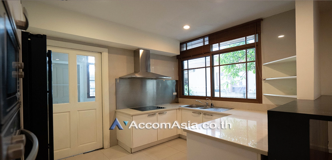 unit 4 Bedrooms  House For Rent & Sale in Sukhumvit, Bangkok  near BTS Phra khanong (13001630)