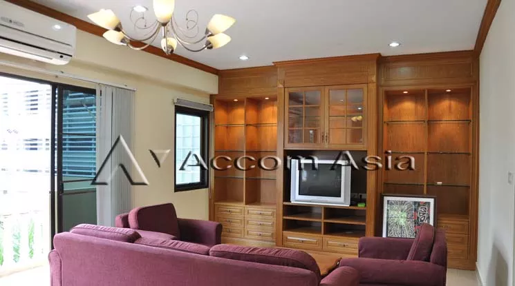 3 Bedrooms  Apartment For Rent in Sukhumvit, Bangkok  near BTS Phrom Phong (13001633)