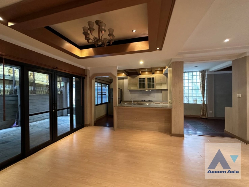  1  4 br Townhouse for rent and sale in Sukhumvit ,Bangkok BTS Thong Lo 13001642