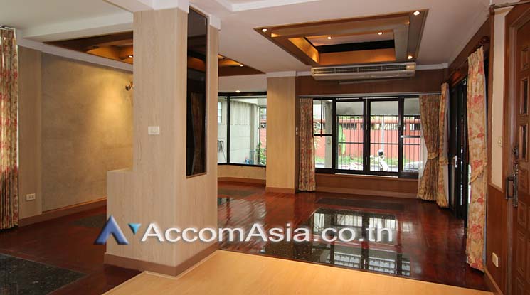 Home Office |  4 Bedrooms  Townhouse For Rent in Sukhumvit, Bangkok  near BTS Thong Lo (13001642)