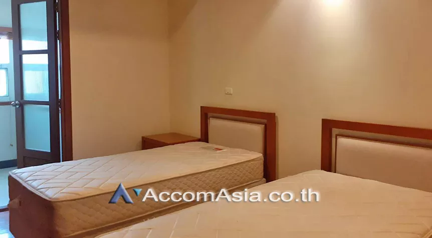 Pet friendly |  3 Bedrooms  Apartment For Rent in Sathorn, Bangkok  near BTS Chong Nonsi (13001663)