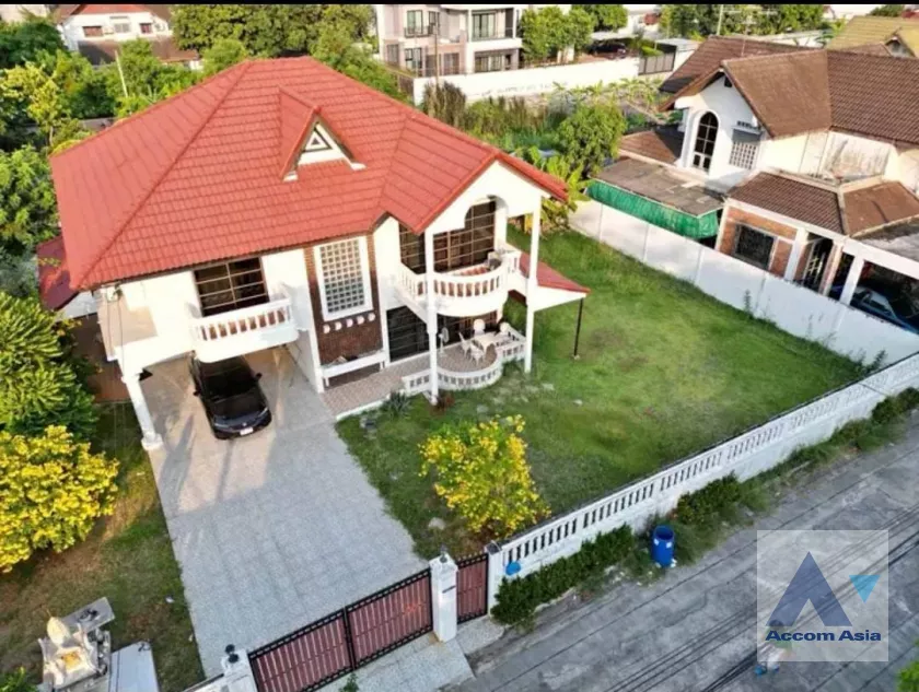 Pet friendly |  4 Bedrooms  House For Rent & Sale in Sukhumvit, Bangkok  near BTS Punnawithi (13001871)