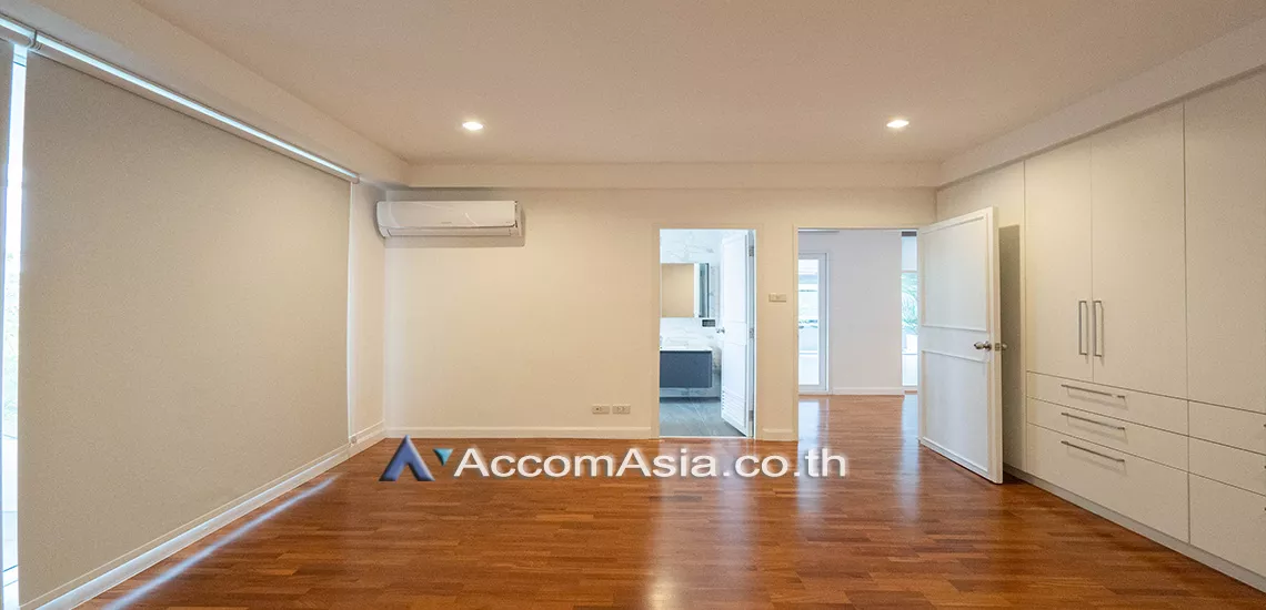  4 Bedrooms  Apartment For Rent in Sukhumvit, Bangkok  near BTS Thong Lo (13001957)