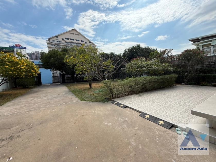 20  2 br House For Rent in Sathorn ,Bangkok BRT Thanon Chan 13002011