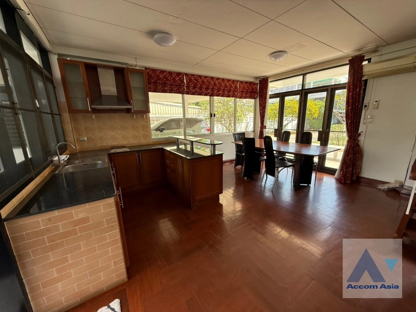  1  2 br House For Rent in Sathorn ,Bangkok BRT Thanon Chan 13002011