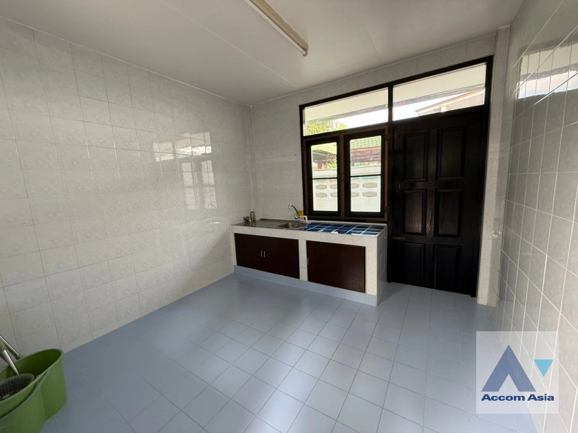 6  2 br House For Rent in Sathorn ,Bangkok BRT Thanon Chan 13002011