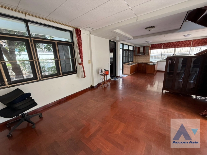  1  2 br House For Rent in Sathorn ,Bangkok BRT Thanon Chan 13002011