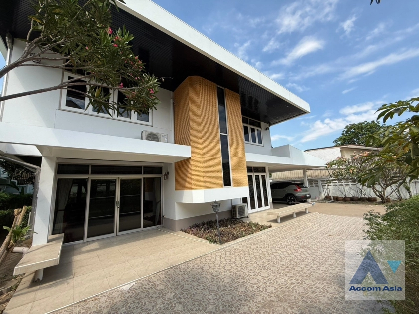 18  2 br House For Rent in Sathorn ,Bangkok BRT Thanon Chan 13002011