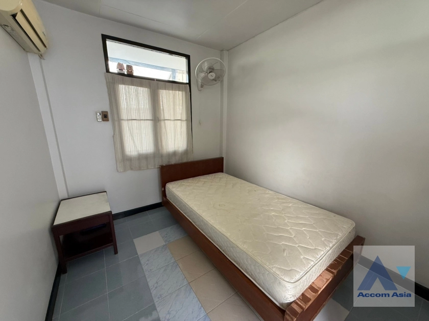 14  2 br House For Rent in Sathorn ,Bangkok BRT Thanon Chan 13002011