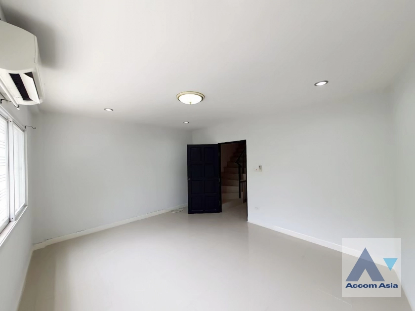 11  4 br Townhouse for rent and sale in Sukhumvit ,Bangkok BTS Ekkamai - BTS Phra khanong 13002036