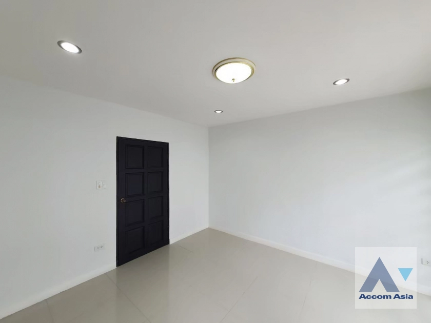 12  4 br Townhouse for rent and sale in Sukhumvit ,Bangkok BTS Ekkamai - BTS Phra khanong 13002036