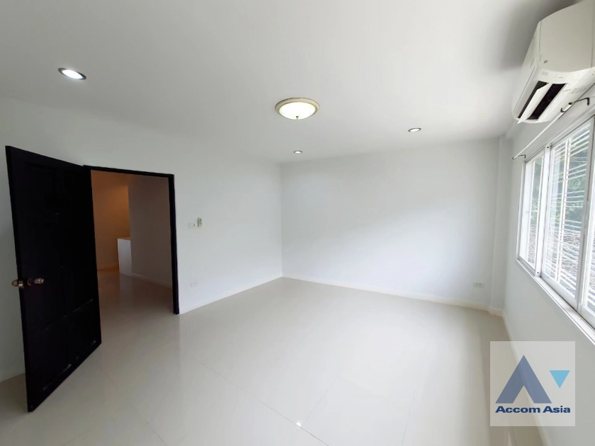 10  4 br Townhouse for rent and sale in Sukhumvit ,Bangkok BTS Ekkamai - BTS Phra khanong 13002036