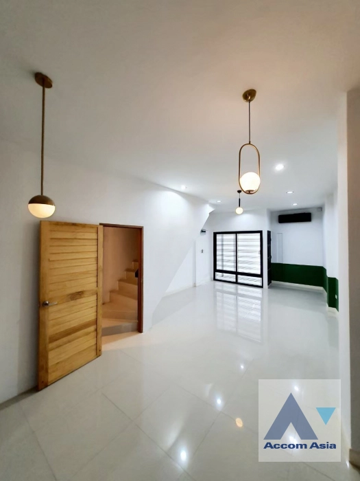 5  4 br Townhouse for rent and sale in Sukhumvit ,Bangkok BTS Ekkamai - BTS Phra khanong 13002036