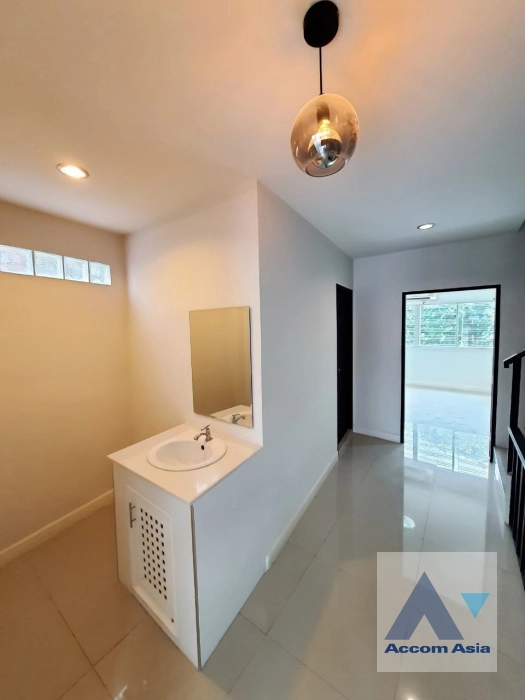 14  4 br Townhouse for rent and sale in Sukhumvit ,Bangkok BTS Ekkamai - BTS Phra khanong 13002036