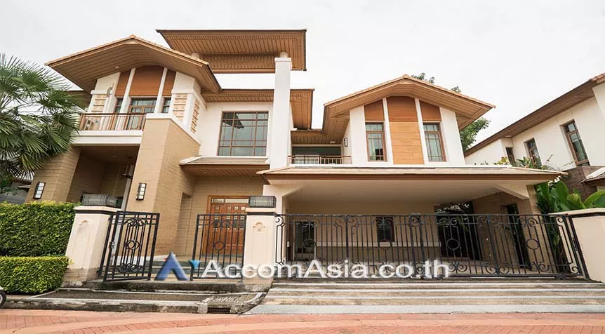  4 Bedrooms  House For Rent in Sukhumvit, Bangkok  near BTS Phra khanong (50144)