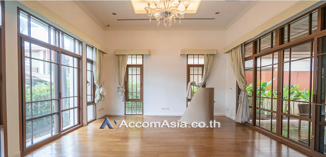 unit 4 Bedrooms  House For Rent & Sale in Sukhumvit, Bangkok  near BTS Phra khanong (50144)