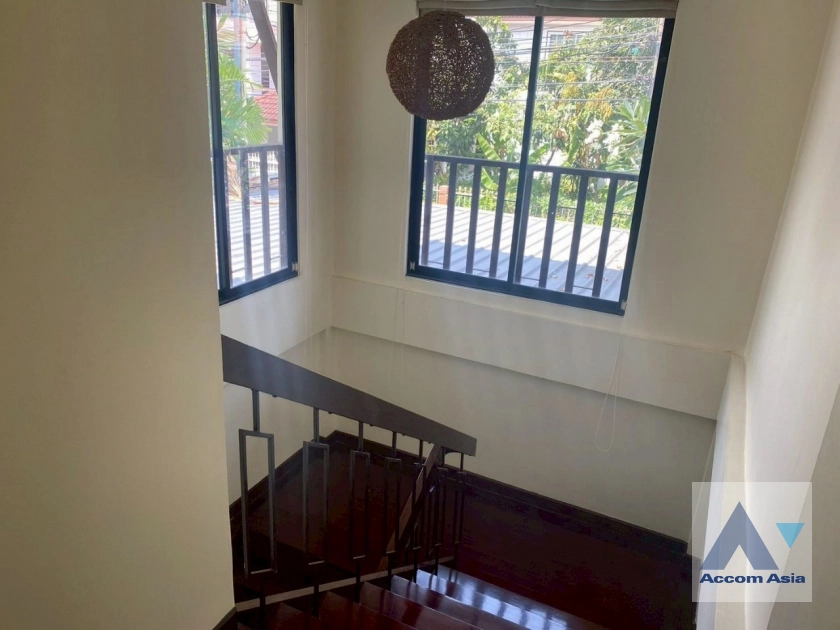 50  3 br House for rent and sale in Sukhumvit ,Bangkok BTS Ekkamai 13002120