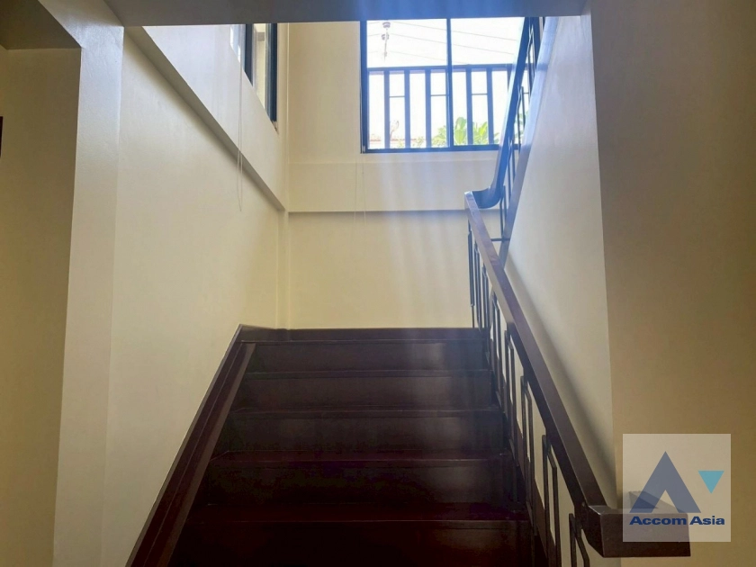 51  3 br House for rent and sale in Sukhumvit ,Bangkok BTS Ekkamai 13002120