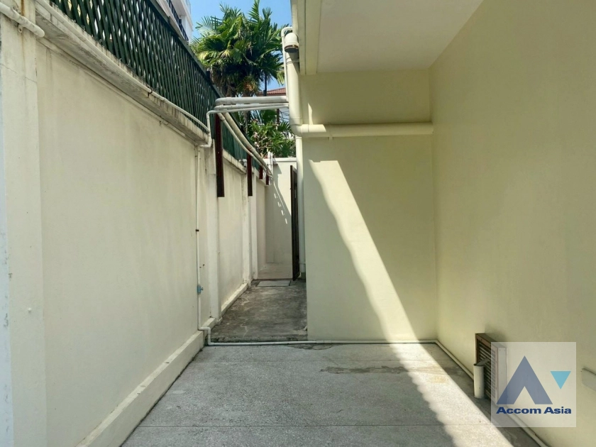 56  3 br House for rent and sale in Sukhumvit ,Bangkok BTS Ekkamai 13002120