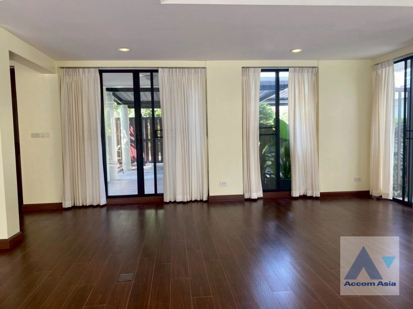 11  3 br House for rent and sale in Sukhumvit ,Bangkok BTS Ekkamai 13002120