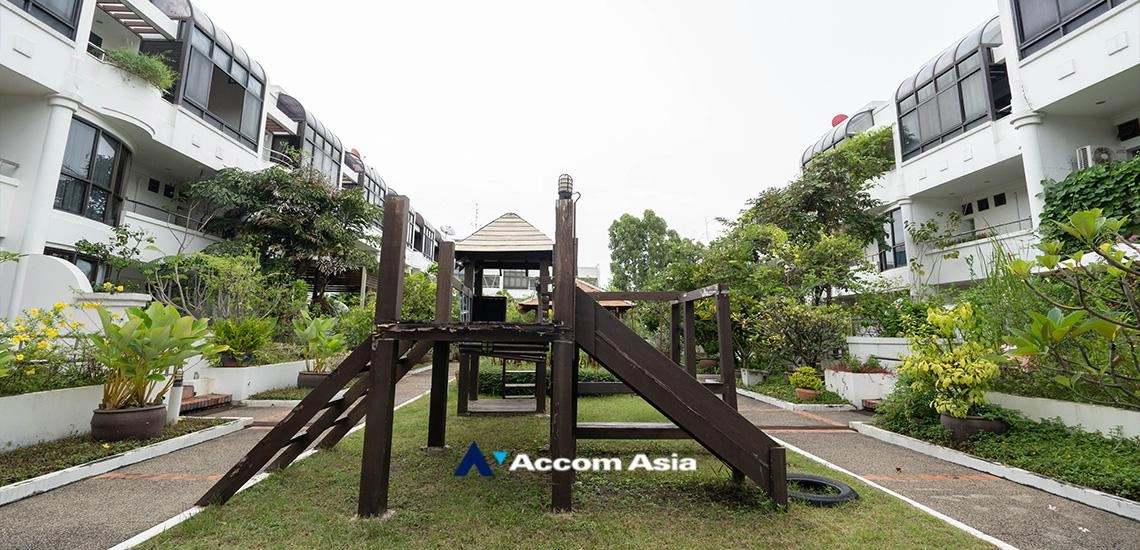 unit 3 Bedrooms  Townhouse For Rent in Sathorn, Bangkok  near BRT Nararam 3 (12000103)