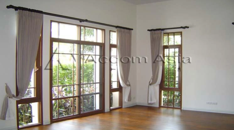unit 4 Bedrooms  House For Rent in Sukhumvit, Bangkok  near BTS Phra khanong (50146)