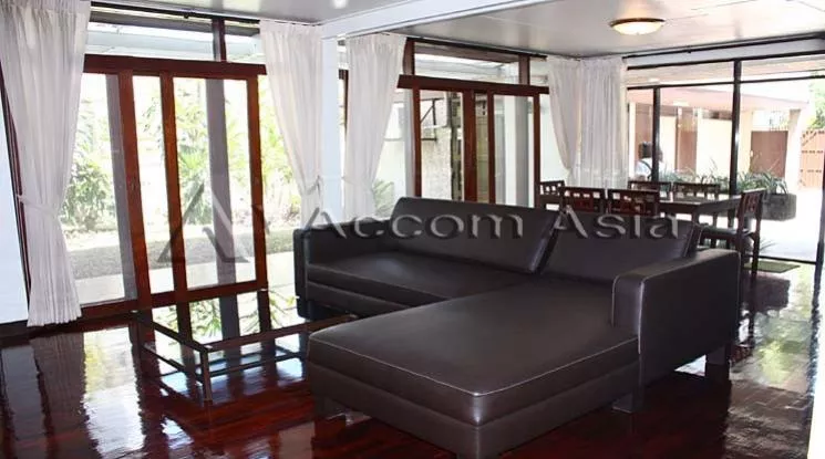  3 Bedrooms  House For Rent in Ploenchit, Bangkok  near BTS Ploenchit (40117)