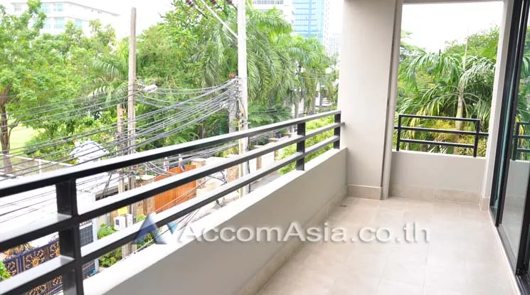 Pet friendly |  3 Bedrooms  Apartment For Rent in Sukhumvit, Bangkok  near BTS Ekkamai (13002305)