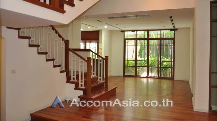  4 Bedrooms  House For Rent in Sukhumvit, Bangkok  near BTS Phra khanong (13002356)