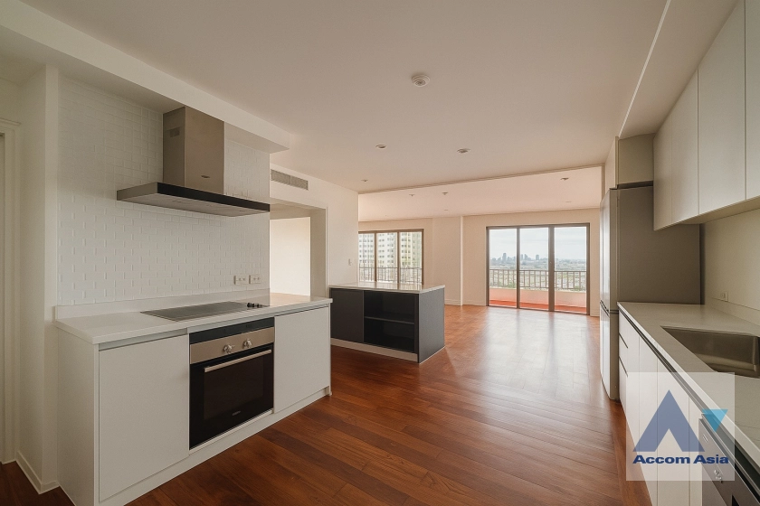 unitSimple and airy condo with full-length windows in Sathorn (13002421)