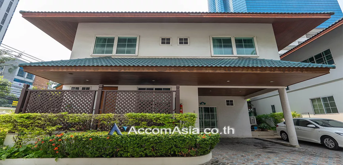 unit 4 Bedrooms  House For Rent in Sukhumvit, Bangkok  near BTS Ekkamai (40119)