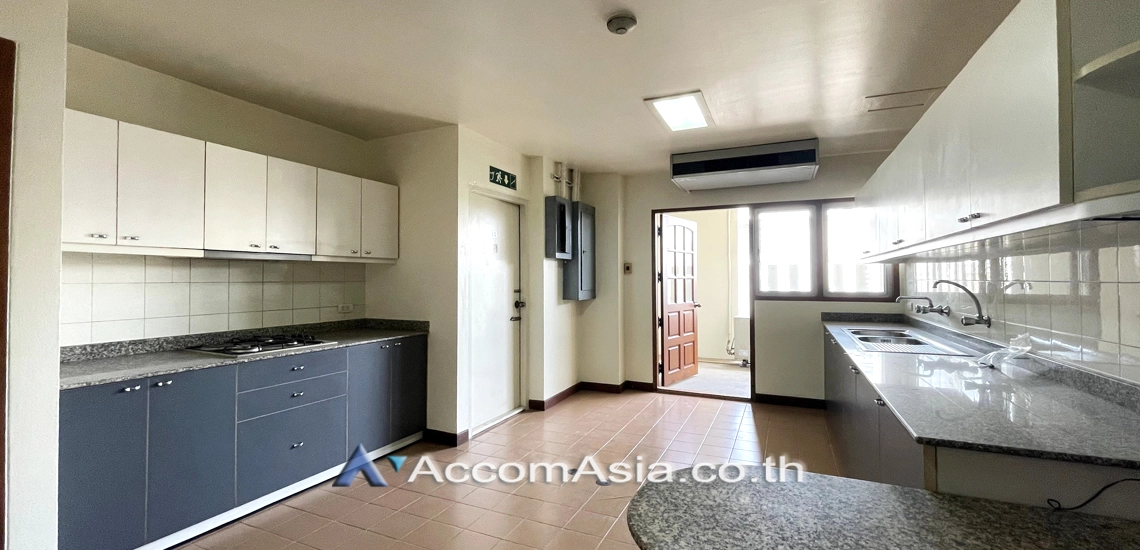 6  3 br Apartment for rent and sale in Ploenchit ,Bangkok BTS Ploenchit - MRT Lumphini at Low rised Apartment in Ruamrudee AA10002