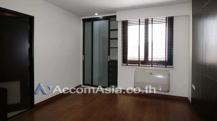 4  3 br Apartment For Rent in Ploenchit ,Bangkok BTS Ploenchit - MRT Lumphini at Low rised Apartment in Ruamrudee AA10004