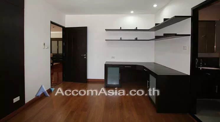 5  3 br Apartment For Rent in Ploenchit ,Bangkok BTS Ploenchit - MRT Lumphini at Low rised Apartment in Ruamrudee AA10004