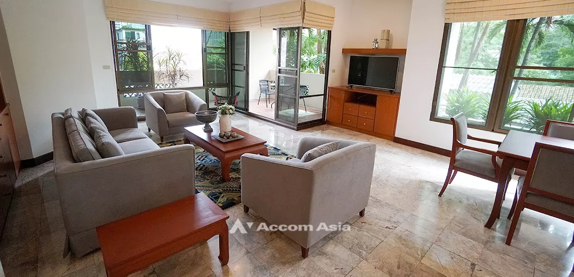  3 Bedrooms  Apartment For Rent in Sukhumvit, Bangkok  near BTS Phrom Phong (AA10127)