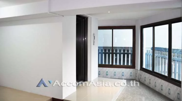 13  Shophouse For Sale in Sukhumvit ,Bangkok MRT Khlong Toei AA10136