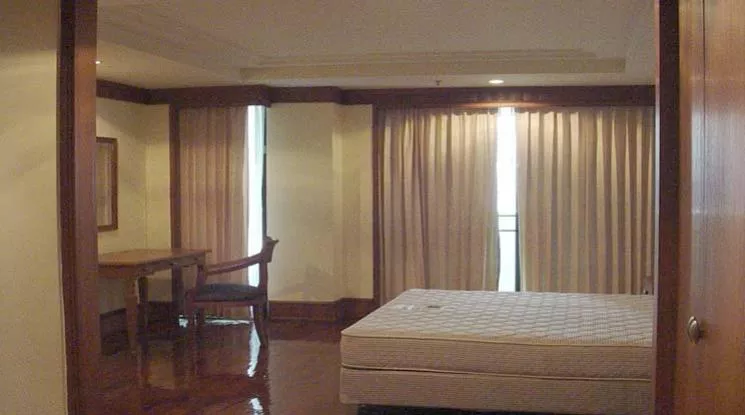  3 Bedrooms  Apartment For Rent in Sukhumvit, Bangkok  near BTS Nana (10250)