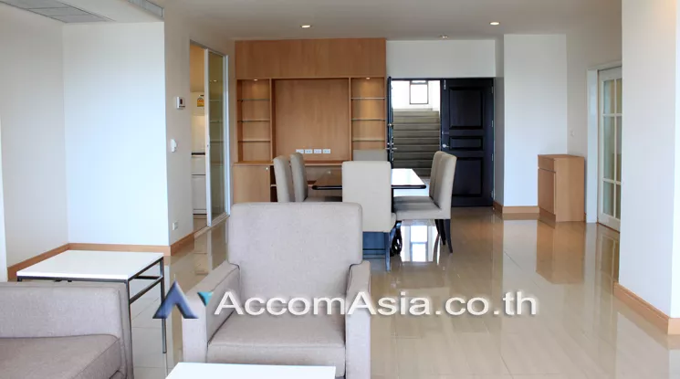  3 Bedrooms  Apartment For Rent in Sukhumvit, Bangkok  near BTS Ekkamai (10253)