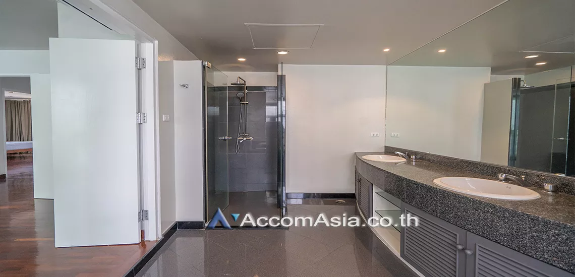 11  3 br Apartment For Rent in Sathorn ,Bangkok BTS Surasak at The spacious greenery apartment AA10302