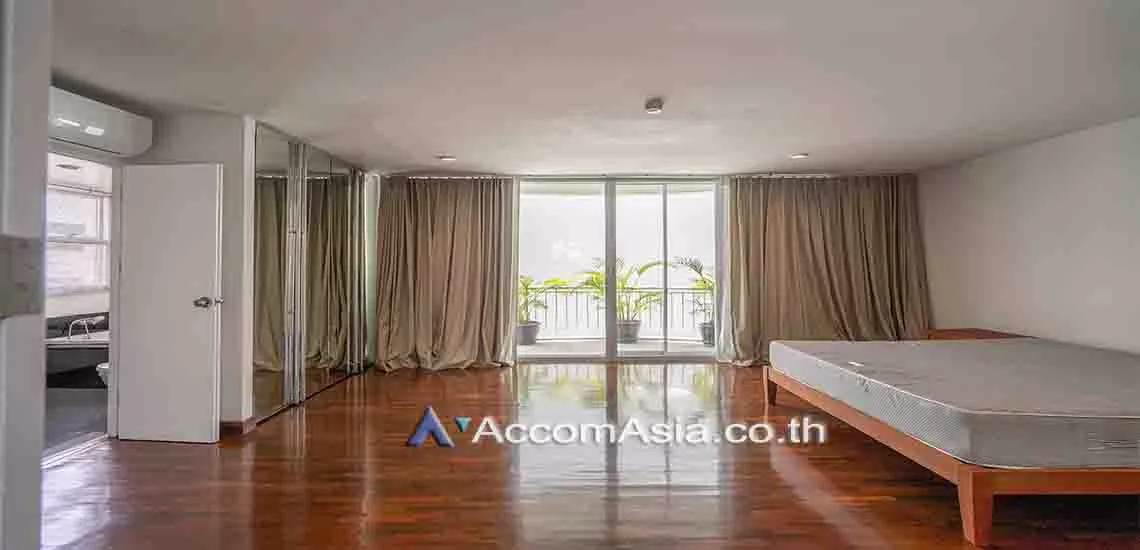 8  3 br Apartment For Rent in Sathorn ,Bangkok BTS Surasak at The spacious greenery apartment AA10302