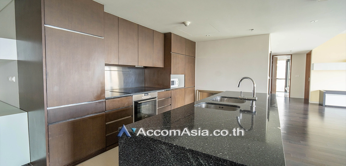 unit 2 Bedrooms  Condominium For Rent in Ploenchit, Bangkok  near BTS Ratchadamri (AA10452)