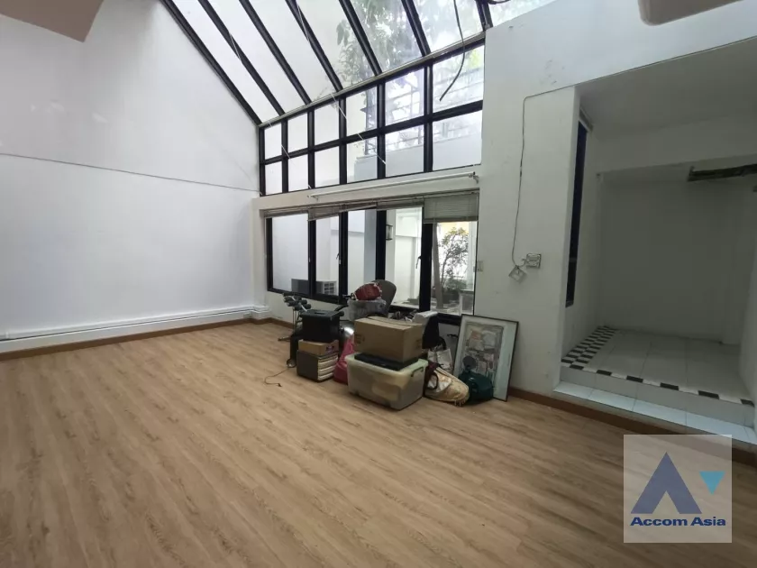  2 Bedrooms  Townhouse For Rent in Sukhumvit, Bangkok  near BTS Phrom Phong (AA10635)