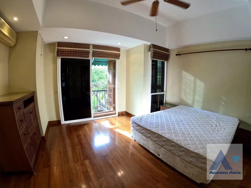 unit 2 Bedrooms  House For Rent in Phaholyothin, Bangkok  near BTS Ari (AA10663)