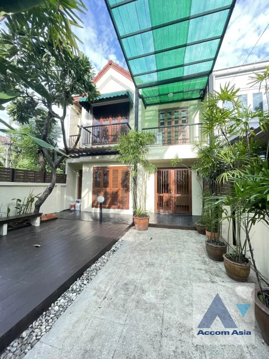  2 Bedrooms  House For Rent in Phaholyothin, Bangkok  near BTS Ari (AA10663)