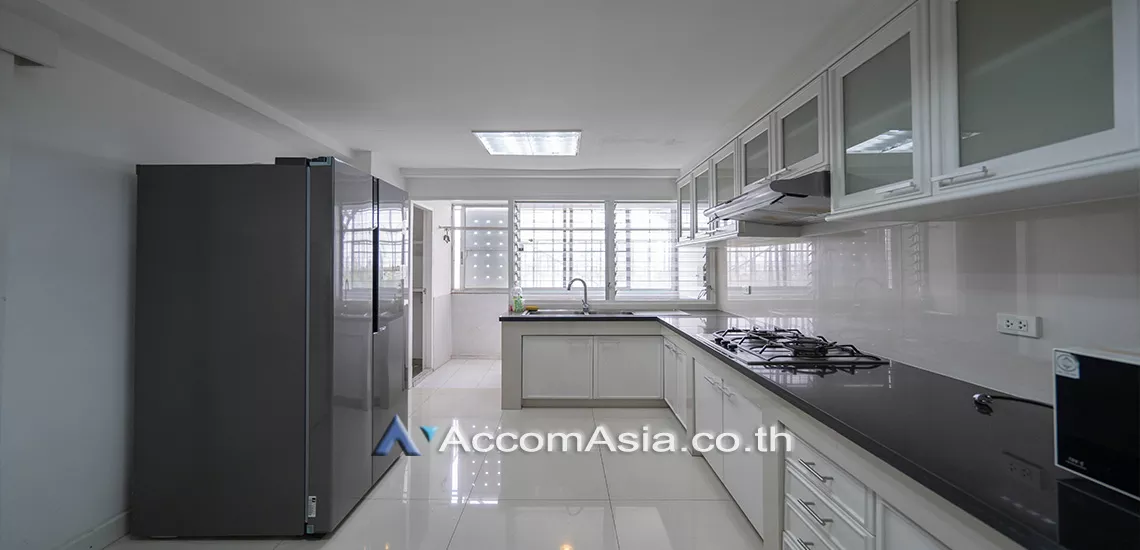 4  3 br Apartment For Rent in Sukhumvit ,Bangkok BTS Asok - MRT Sukhumvit at Family Apartment with Lake View AA10679
