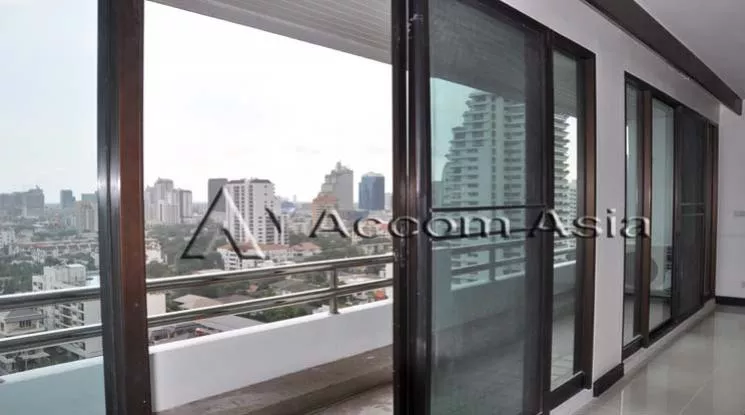  4 Bedrooms  Apartment For Rent in Sukhumvit, Bangkok  near BTS Ekkamai (AA10707)