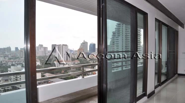 unit 4 Bedrooms  Apartment For Rent in Sukhumvit, Bangkok  near BTS Ekkamai (AA10707)