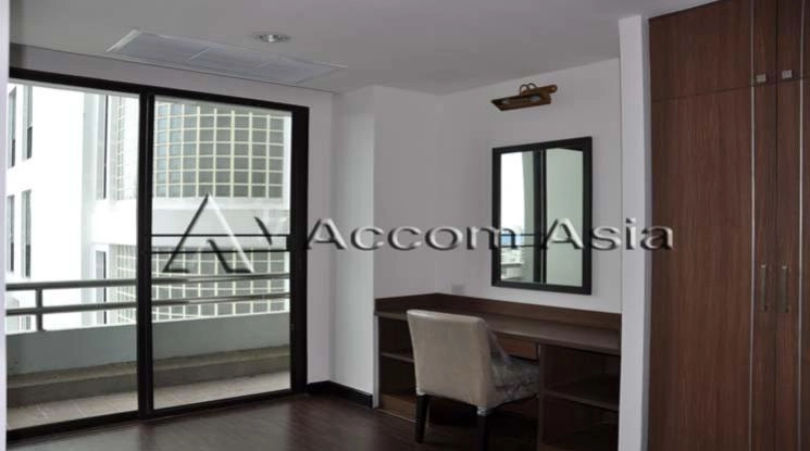 6  4 br Apartment For Rent in Sukhumvit ,Bangkok BTS Ekkamai at High-Rise Living with a Large Balcony Apartment in Ekkamai AA10707